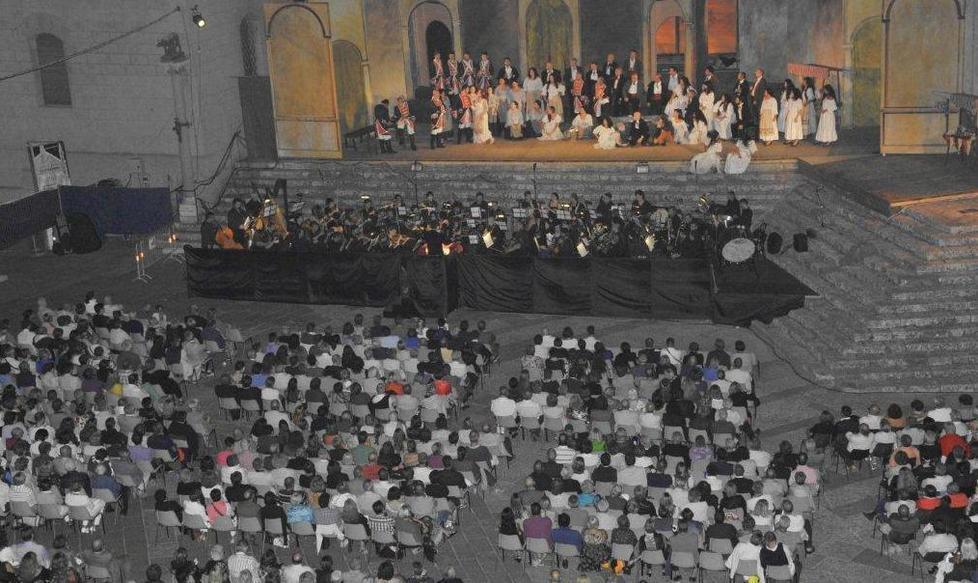 Lirica in piazza al via con il bando per la società