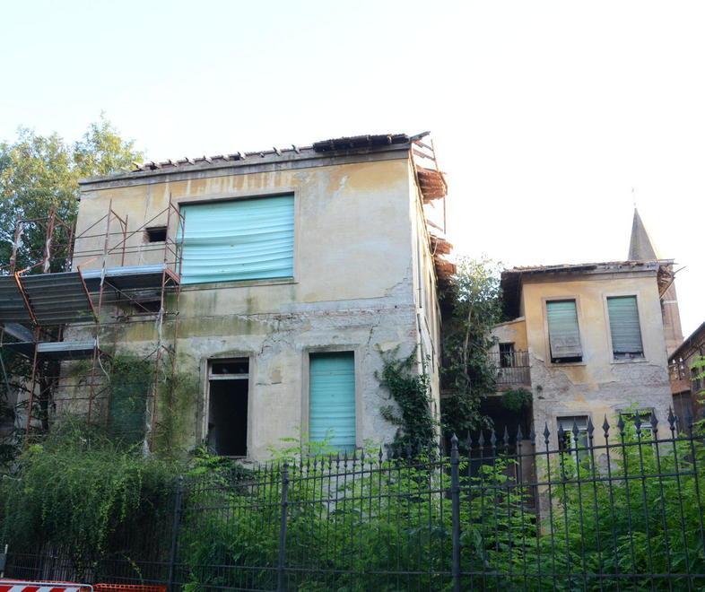 Si abbatte l’ex ospedale Due parchi verdi in centro 