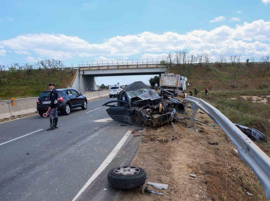 Travolta dal tir davanti al figlio 