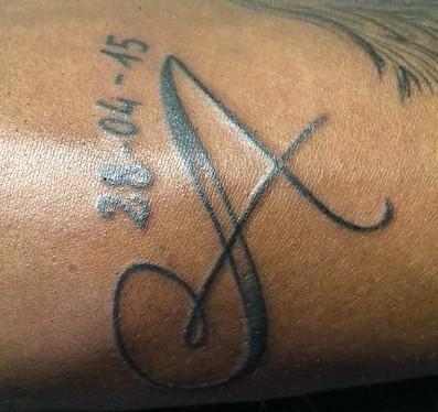 MBAKOGU, tatuaggio da serie a 