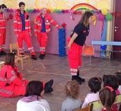 Una lezione di soccorso per i bimbi della materna 