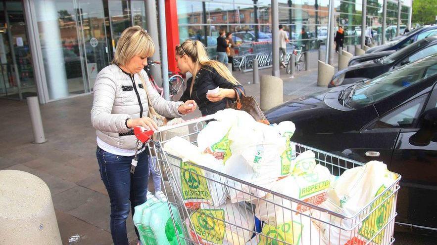 Supermercati aperti, scatta il volantinaggio
