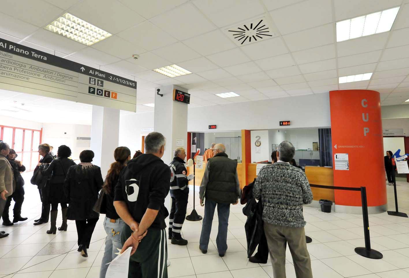 In coda per pagare il ticket sanitario (foto d'archivio) 