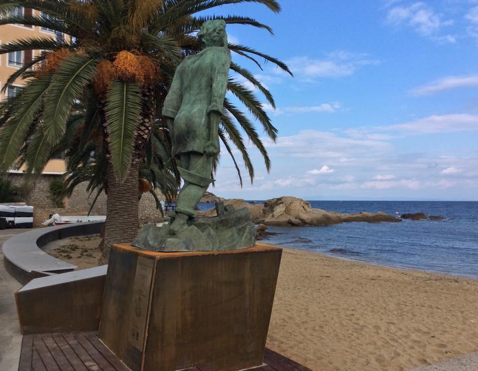 "L'uomo che salva il mare", la statua di bronzo alta tre metri