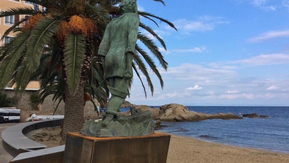 "L'uomo che salva il mare", la statua di bronzo alta tre metri