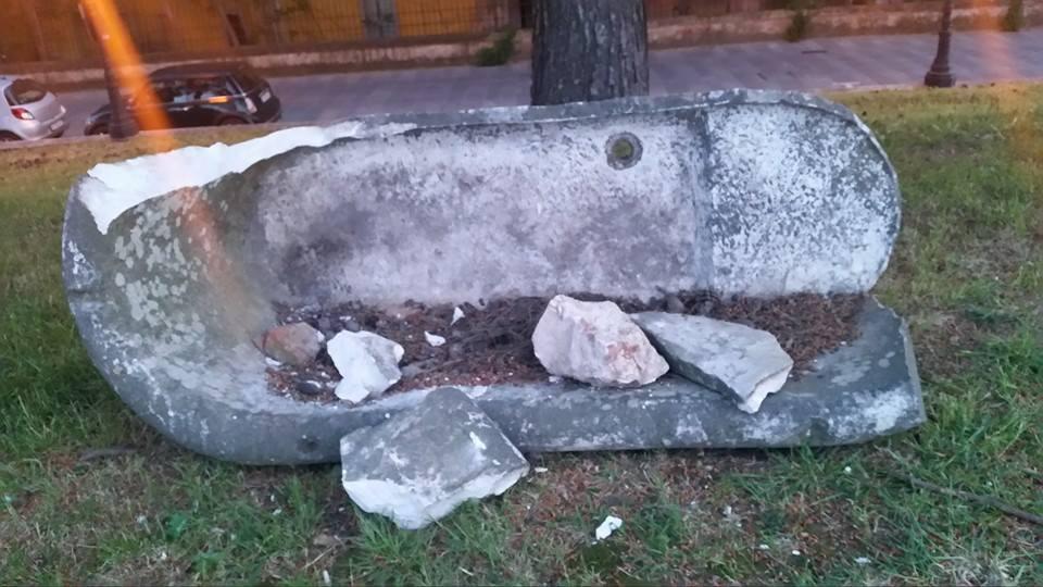 Il reperto distrutto sulle mura (foto postata da Vincenzo Calabrese su Fb)