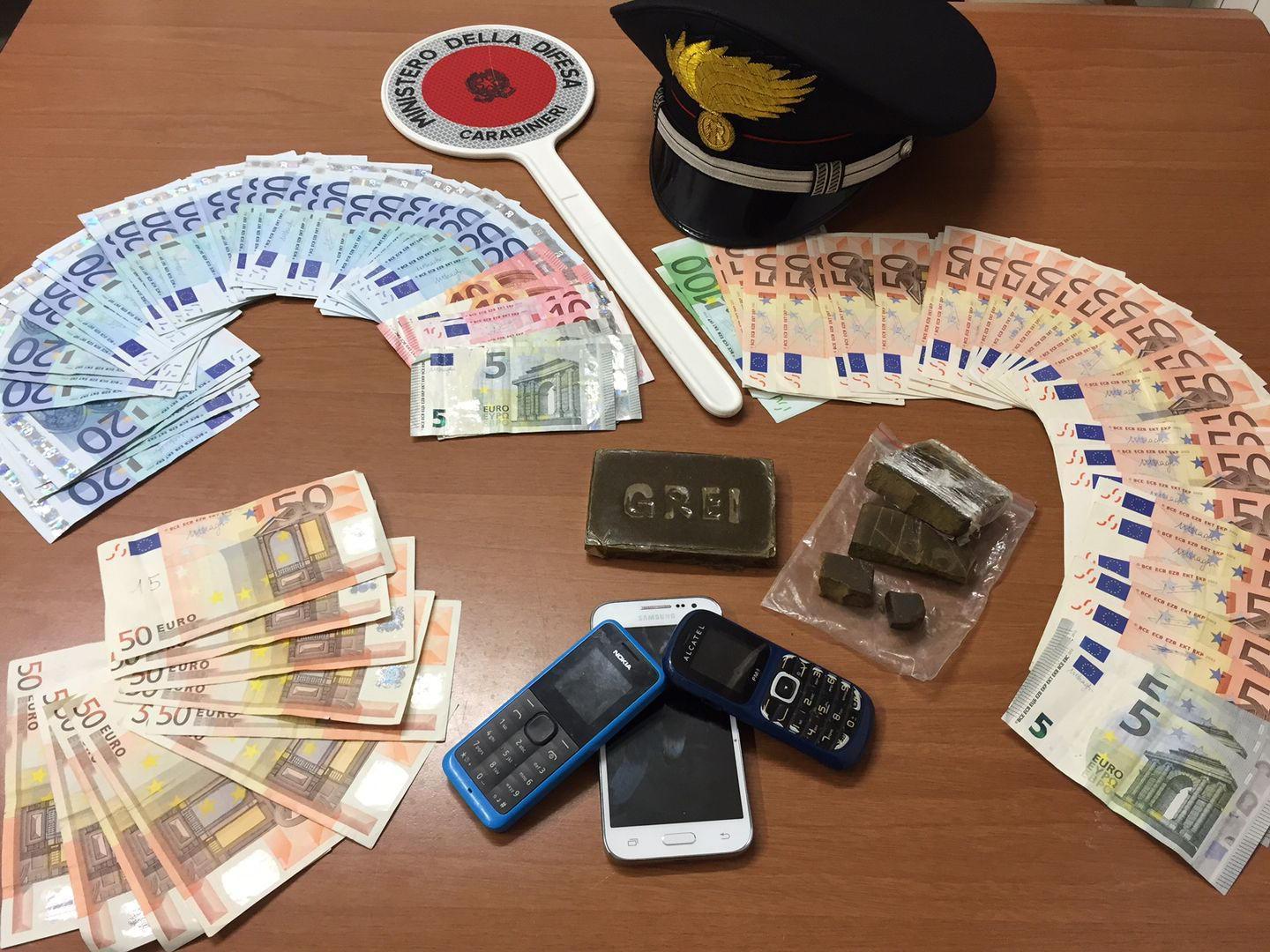 Droga, soldi e cellulari sequestrati dai carabinieri ai due spacciatori