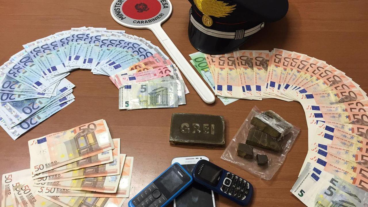 Droga, soldi e cellulari sequestrati dai carabinieri ai due spacciatori