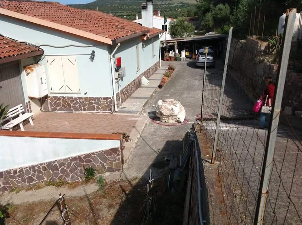 Bosa, frana il costone roccioso: masso sfiora una casa 