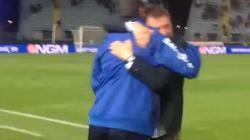 Un fermo immagine dell'abbraccio fra Carli e Sarri