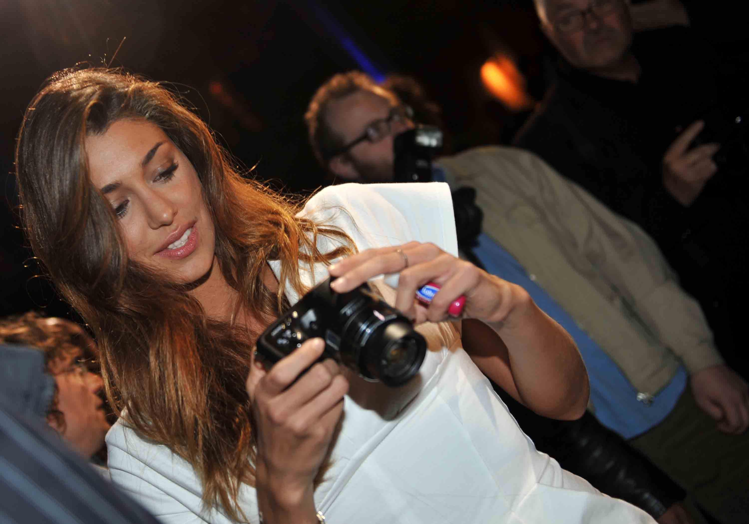 Belen debutta a Striscia la Notizia e invita i telespettatori ad andare a Vicopisano 