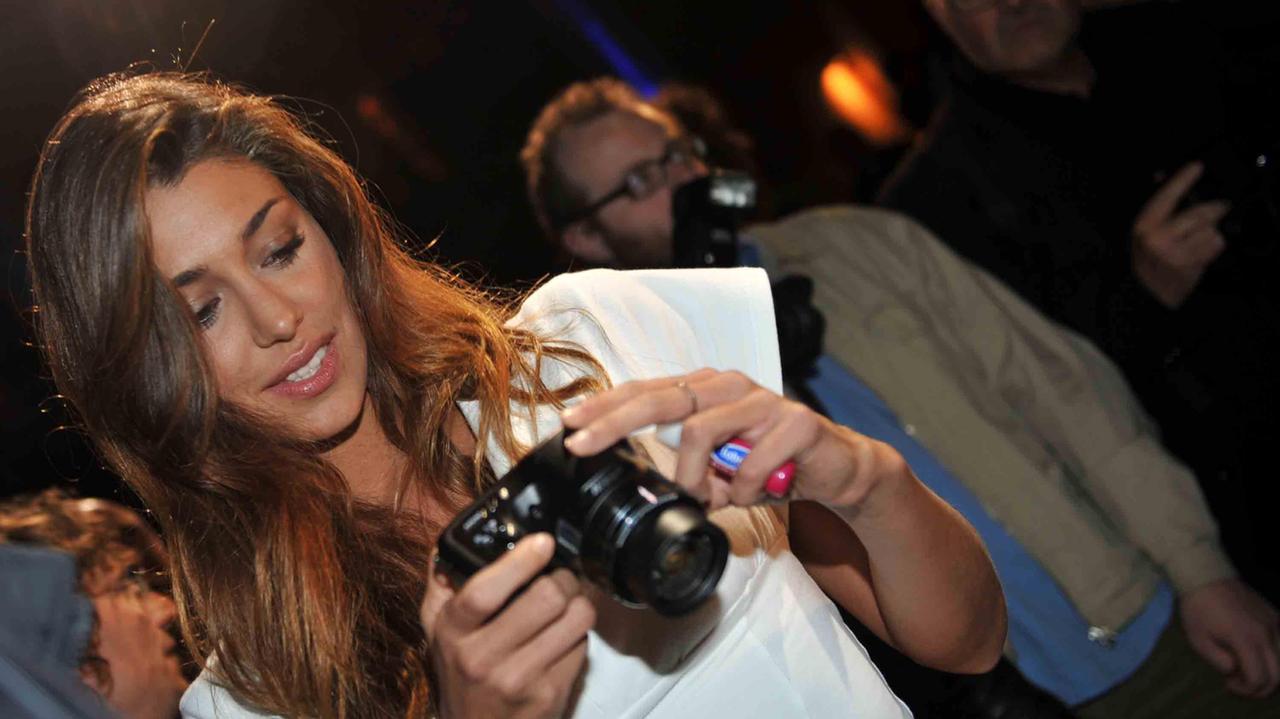 Belen debutta a Striscia la Notizia e invita i telespettatori ad andare a Vicopisano