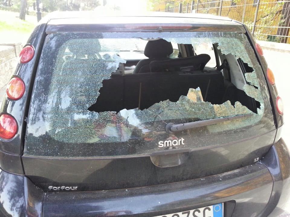 La Smart danneggiata in via Saffi (foto postata da Marco Natale su Facebook)