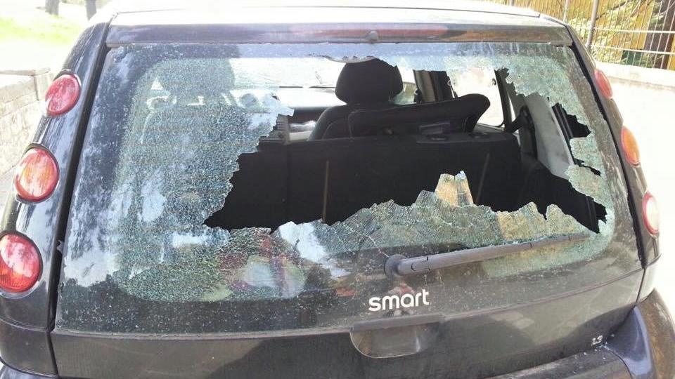 La Smart danneggiata in via Saffi (foto postata da Marco Natale su Facebook)