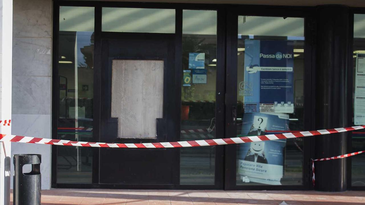 Bancomat sventrato dalla banda della lancia termica