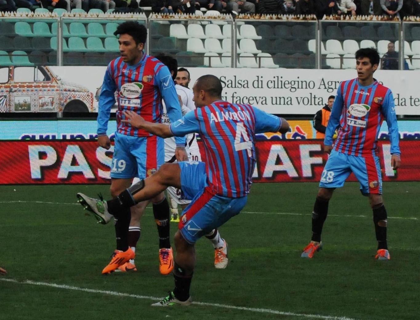 Azione di gioco in un match fra Livorno e Catania negli anni scorsi