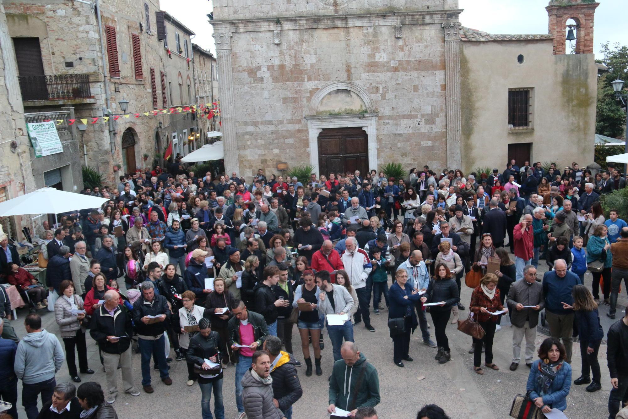 Tutti piazza per la tombola a Magliano (foto Enzo Russo)