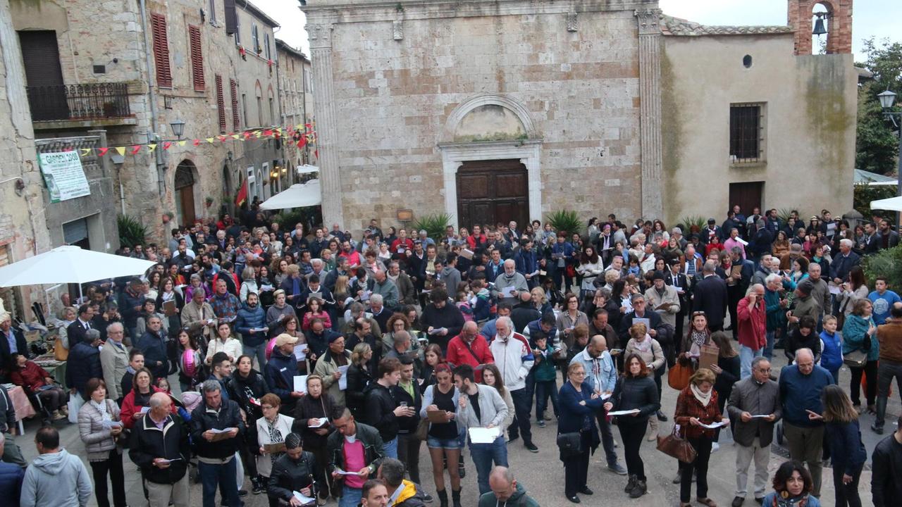 Tutti piazza per la tombola a Magliano (foto Enzo Russo)