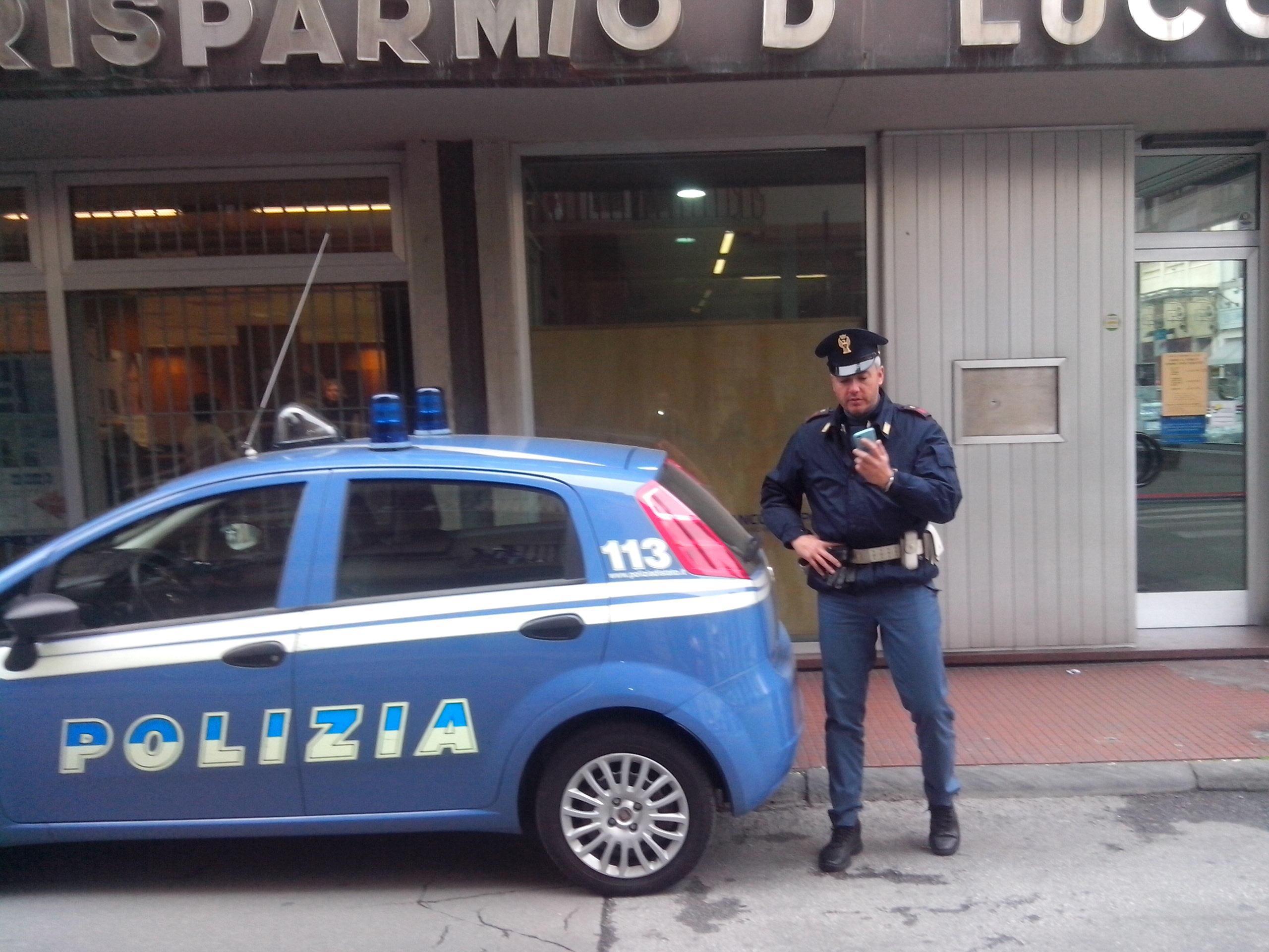 La polizia di fronte alla filiale rapinata della Cassa di risparmio di Lucca