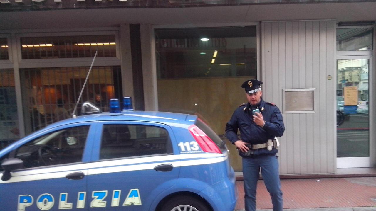La polizia di fronte alla filiale rapinata della Cassa di risparmio di Lucca