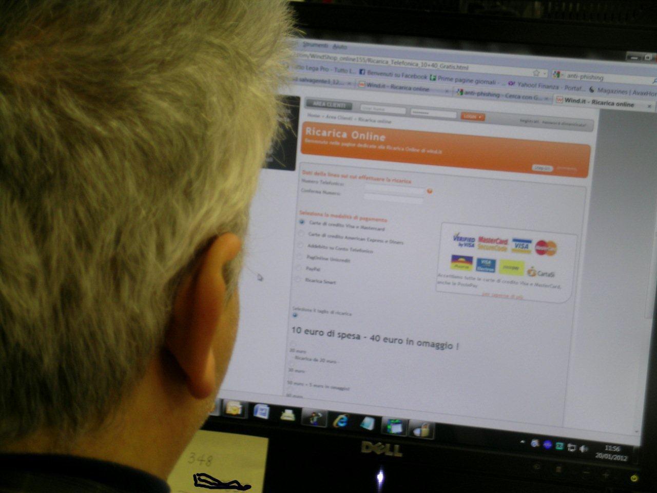 Lo convince a spogliarsi sul web e poi lo ricatta con un video-hard