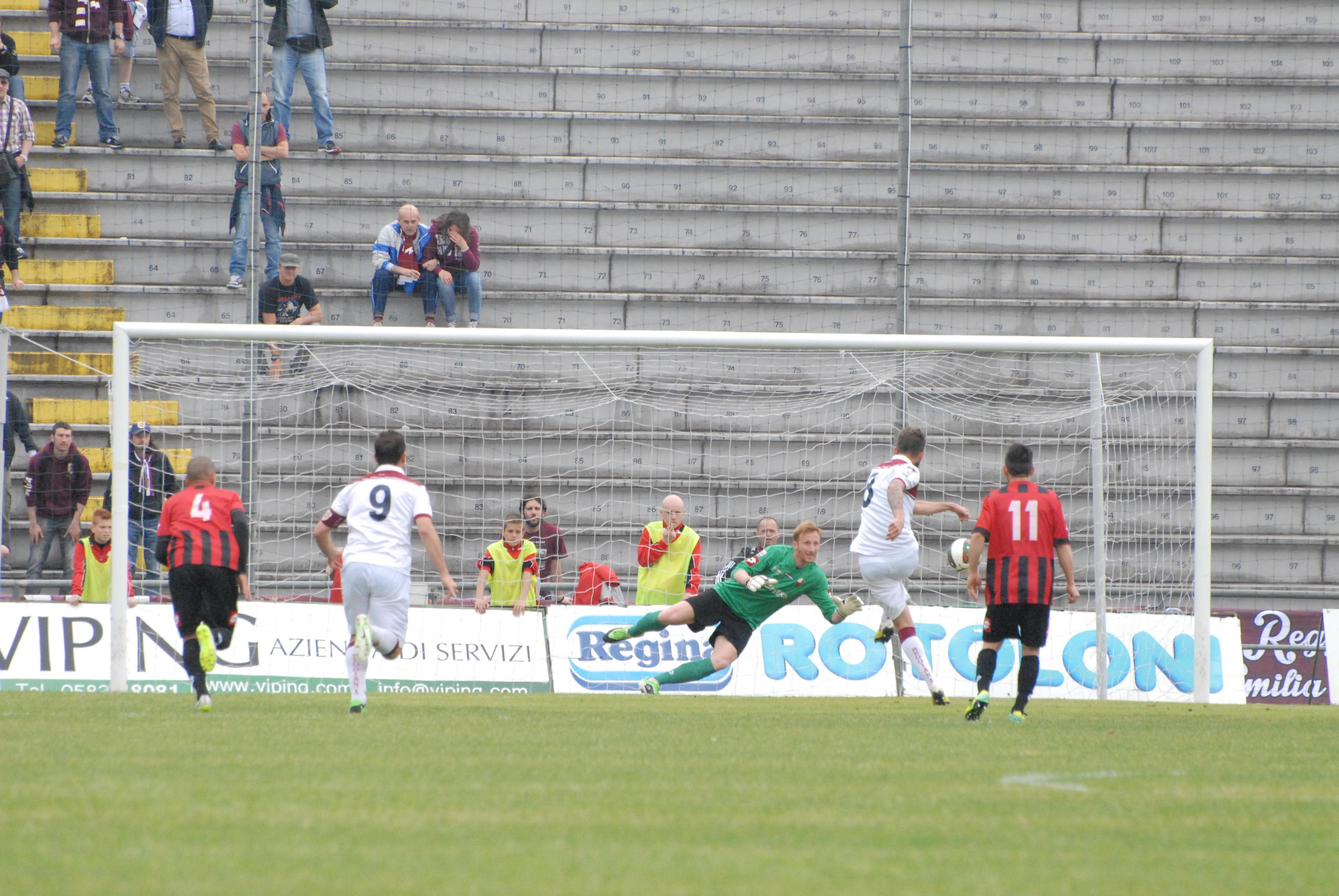 Bruccini calcia il penalty e spiazza Di Masi: è il gol della Reggiana che spiana la strada alla vittoria granata 