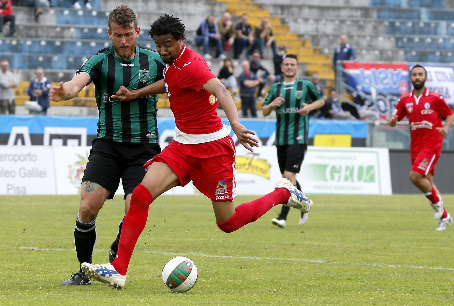 Arma segna l'1-0 eludendo la marcatura di Colombini (foto Muzzi)