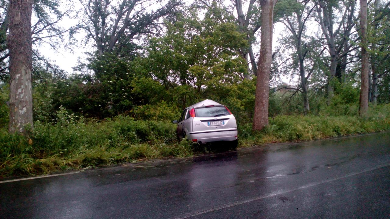 Va fuori strada e si schianta contro un albero: è grave