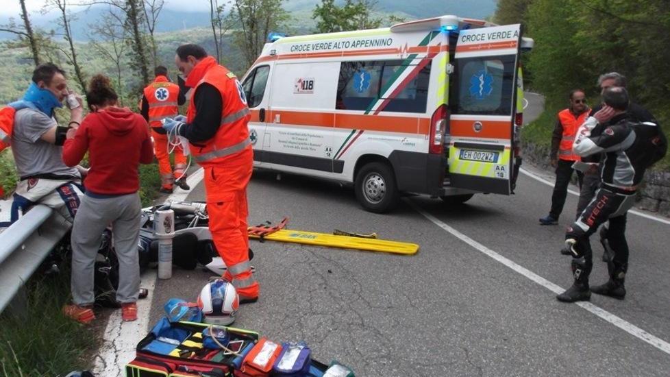 Motociclista resta ferito sulla statale 63