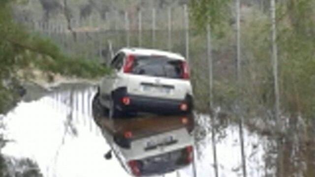 L'auto di servizio di Acquedottod el Fiora rimasta impanatanata a Principina