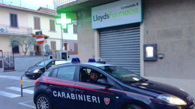 Una gazzella dei carabinieri davanti alla farmacia di Chiesanuova (foto Batavia)
