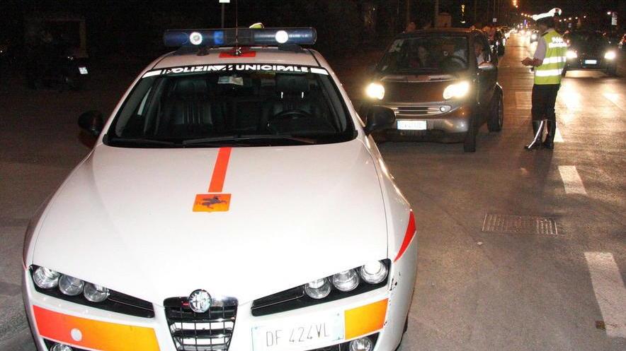 Controlli della polizia municipale a Marina di Pietrasanta