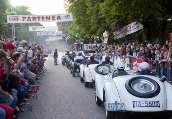 La partenza di una tappa della Mille Miglia