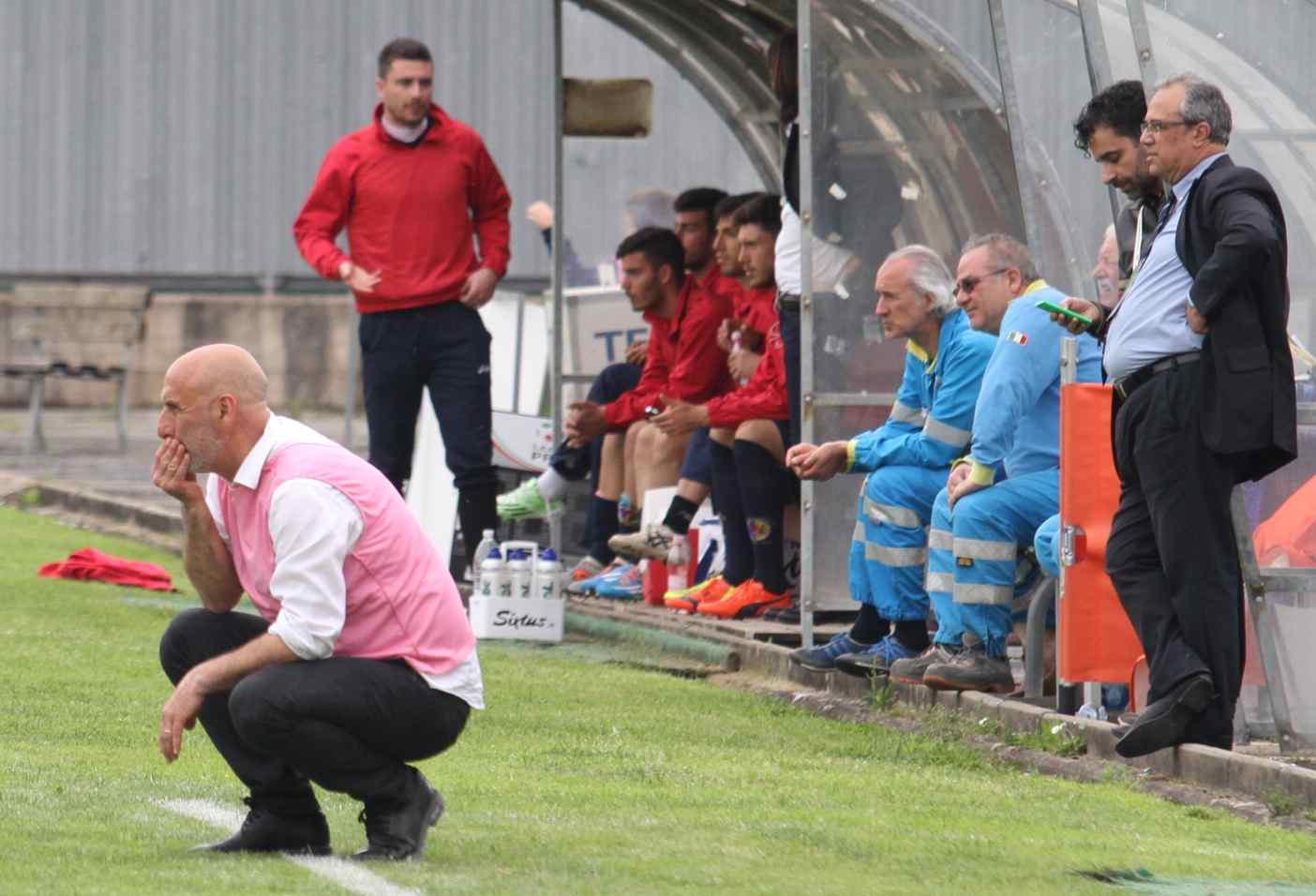 Vincenzo Esposito a bordo campo durante la gara col Santarcangelo