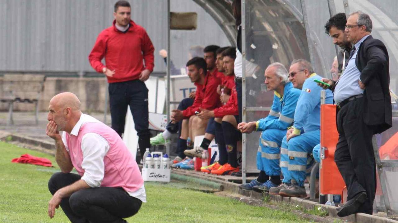Vincenzo Esposito a bordo campo durante la gara col Santarcangelo