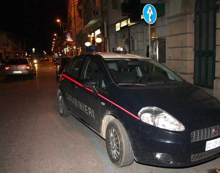 Tenta di stuprare una ragazza uscita dal locale, caccia all'aggressore 