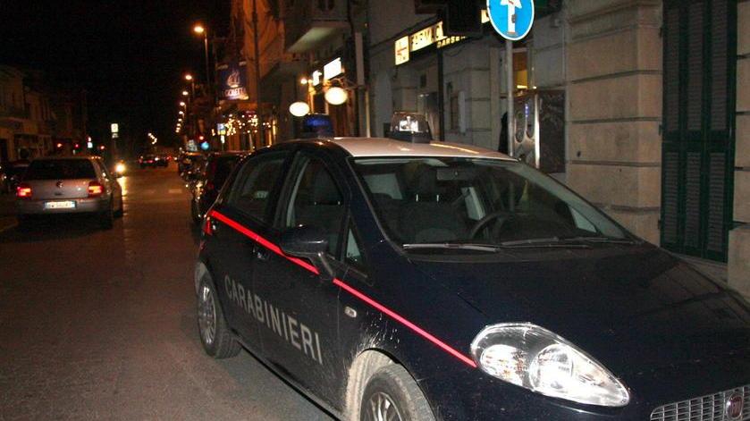 Tenta di stuprare una ragazza uscita dal locale, caccia all'aggressore