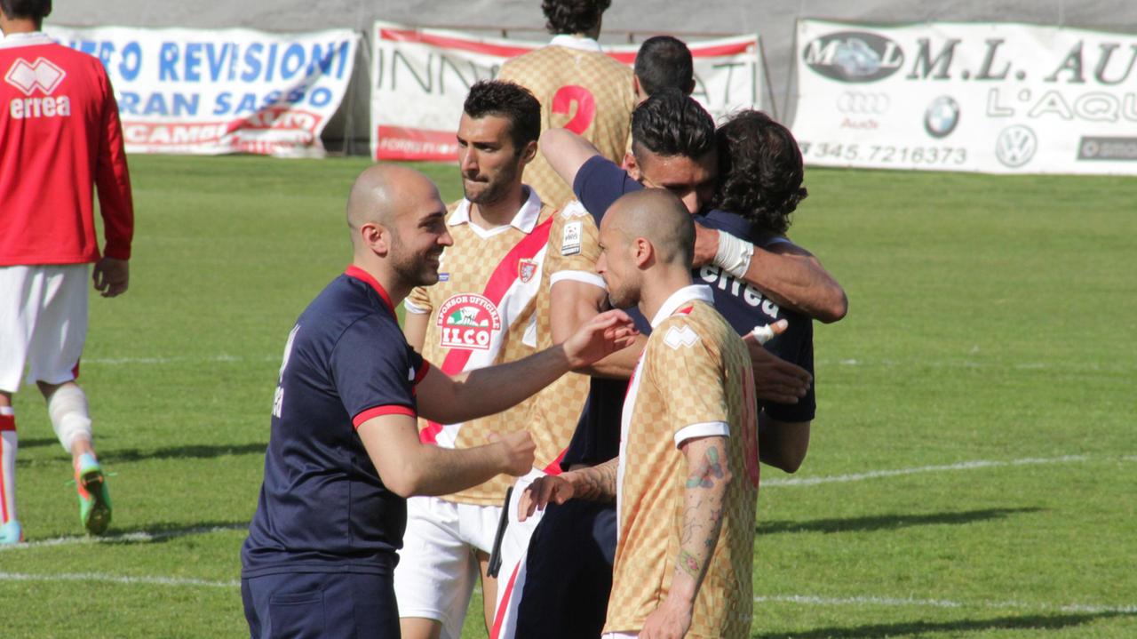 La gioia dei giocatori del Grosseto al termine della partita che ha decretato la salvezza matematica