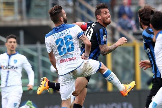 Un duello tra Denis e Tonelli