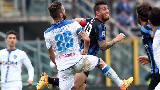 Un duello tra Denis e Tonelli