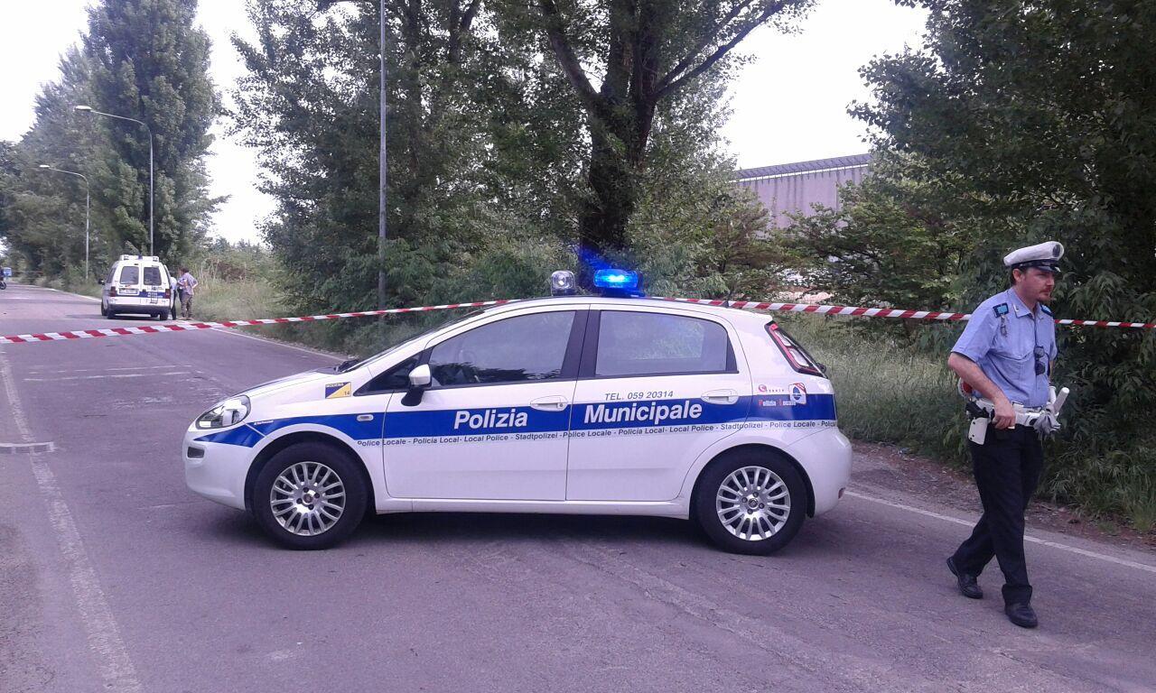 La polizia municipale blocca la strada nella zona dell'incidente mortale