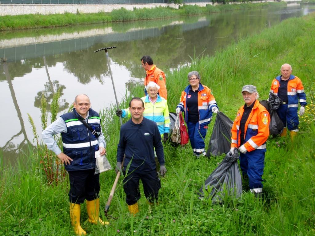 Alcuni volontari e operai al lavoro per la pulizia dei canali