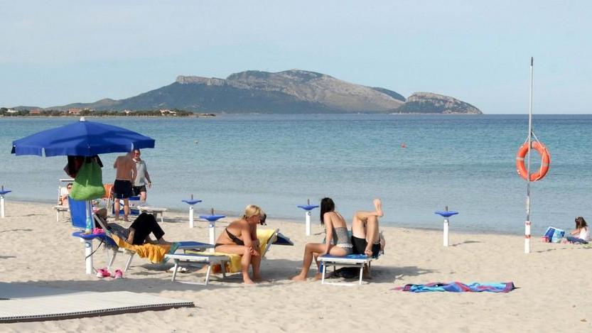 Il centro di Olbia invaso dai turisti, hotel pieni solo a metà