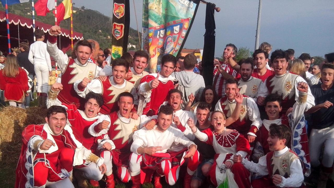 I festeggiamenti della contrada del Pozzo vincitrice della sessantesima edizione del Palio dei micci di Querceta