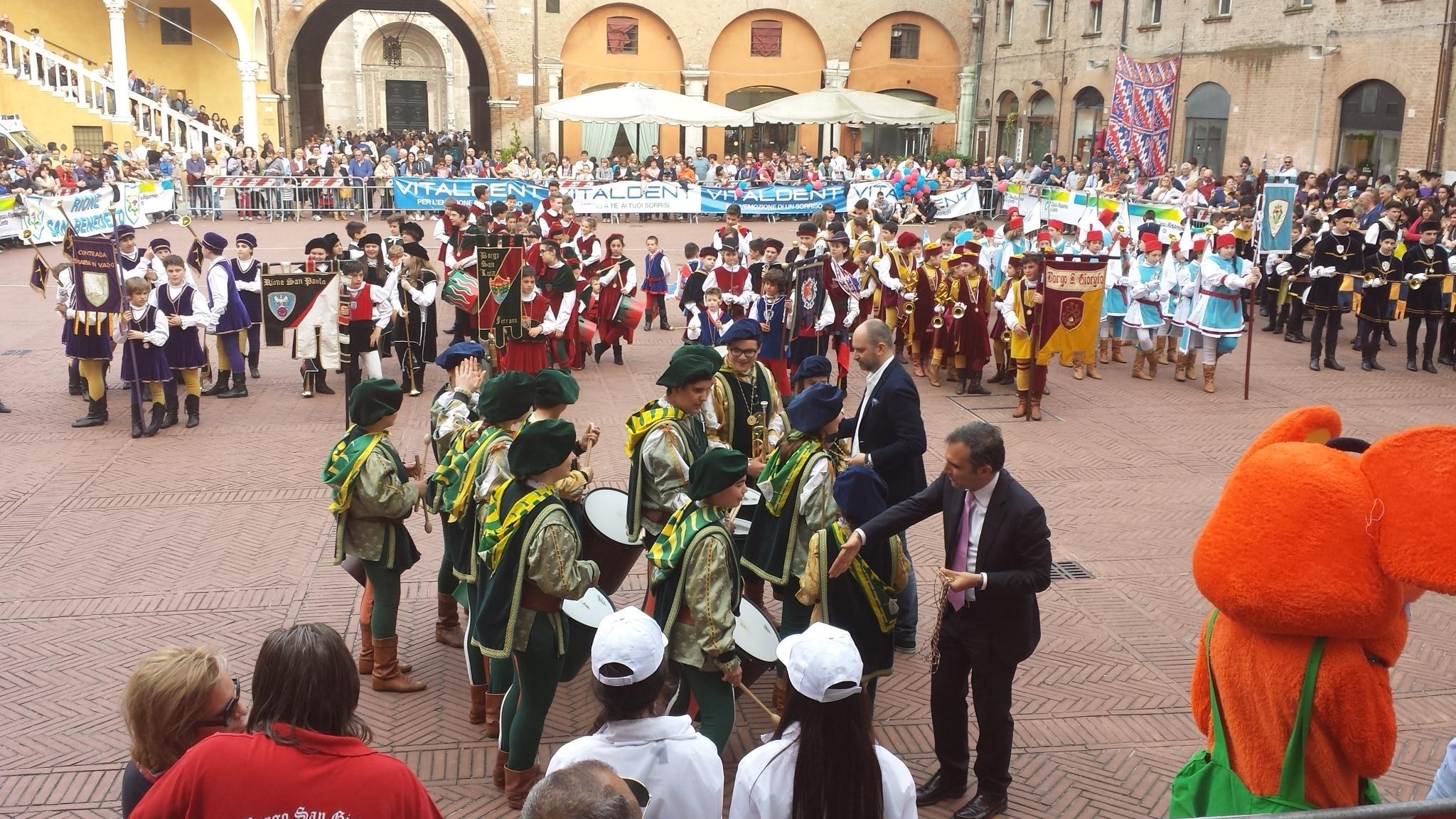 Le premiazioni in piazza municipale dei giochi delle bandiere