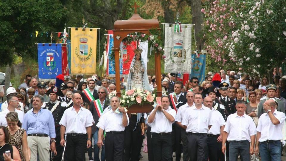 La statua della Madonna di Luogosanto in processione 
