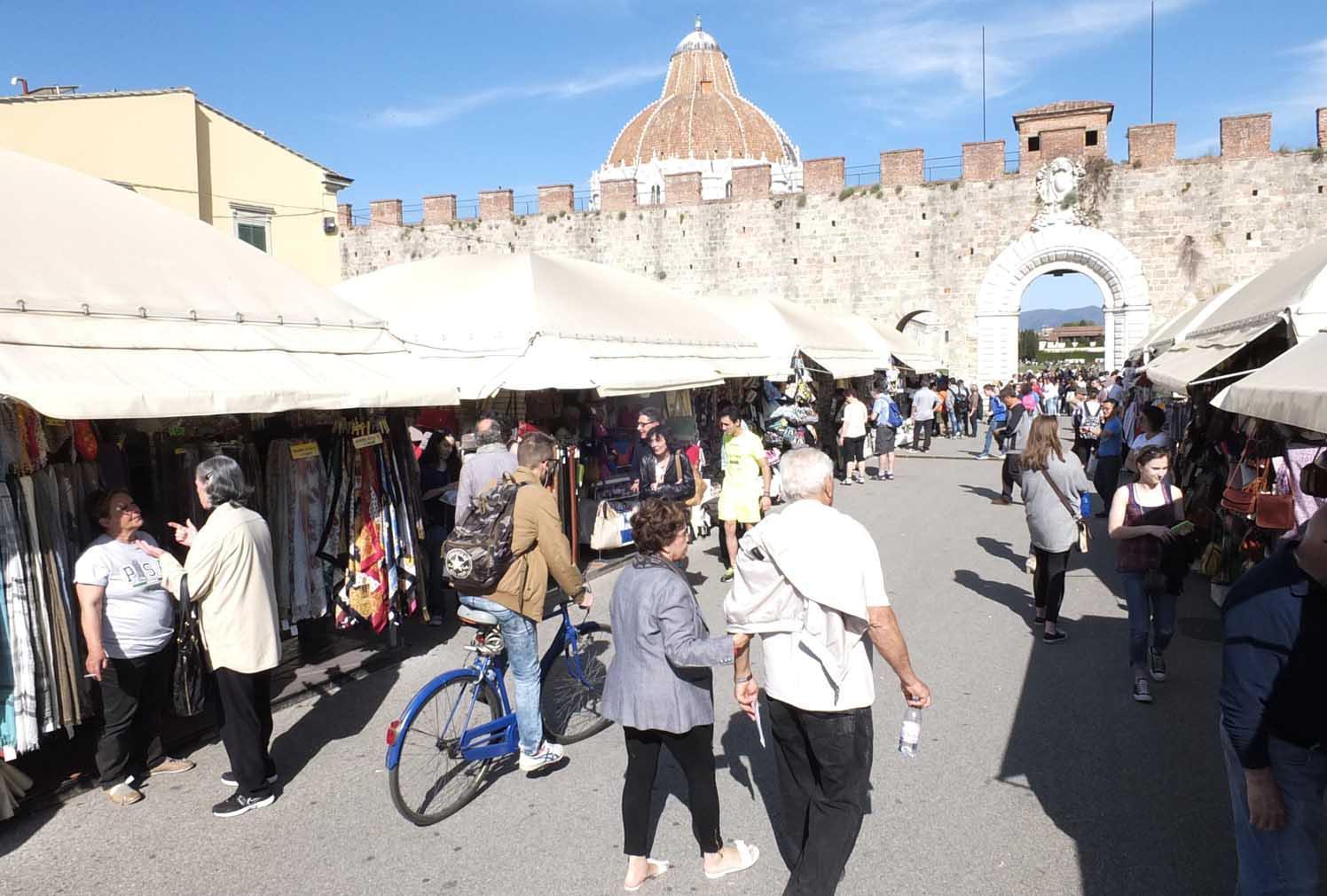 Le bancarelle in piazza Manin