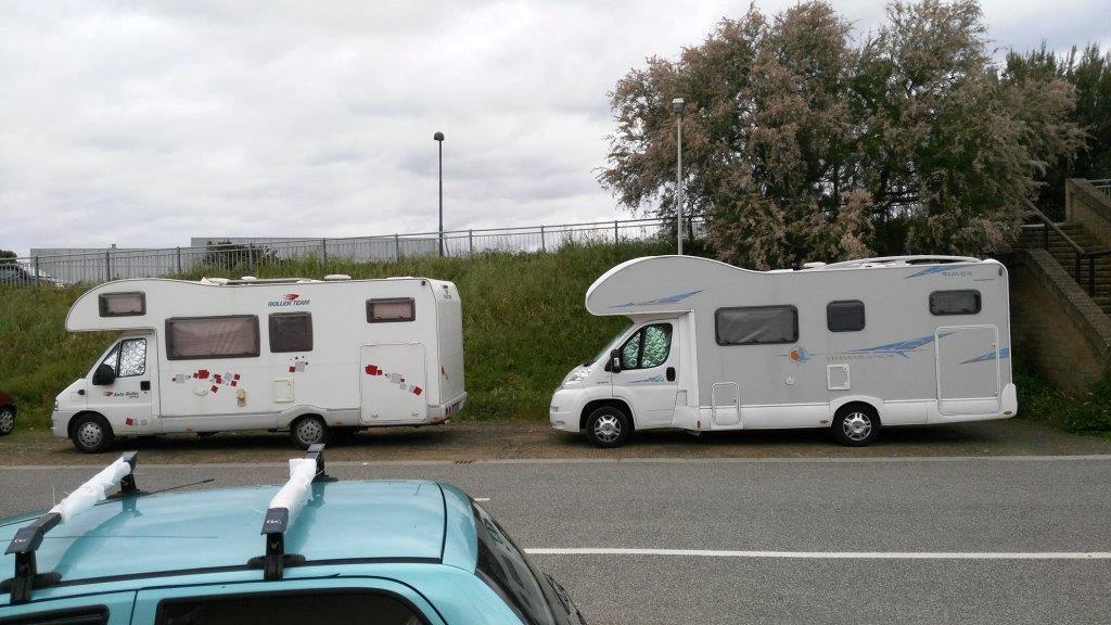 I camper in sosta nel parcheggio dietro alla Coop di Rosigano Solvay