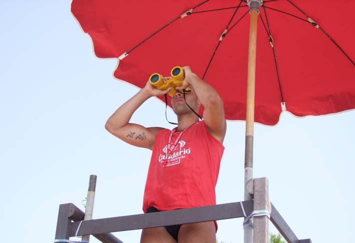Un bagnino al lavoro su una delle torrette della Costa Est