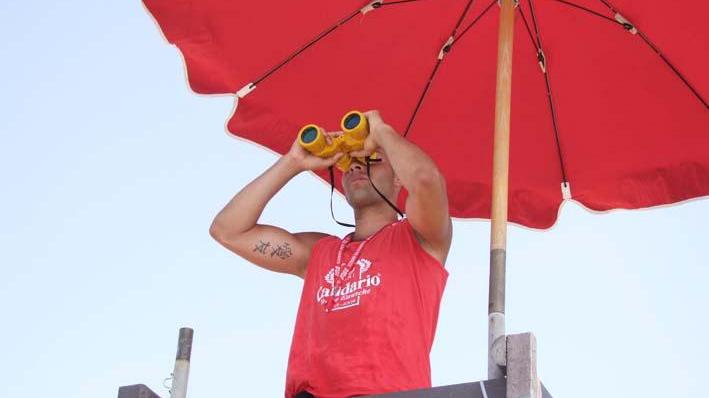 Un bagnino al lavoro su una delle torrette della Costa Est